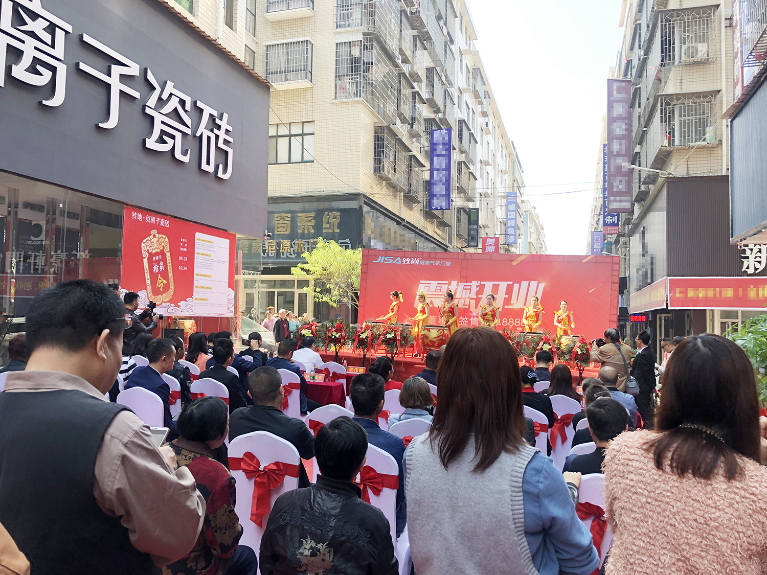 开业现场人气火爆，络绎不绝