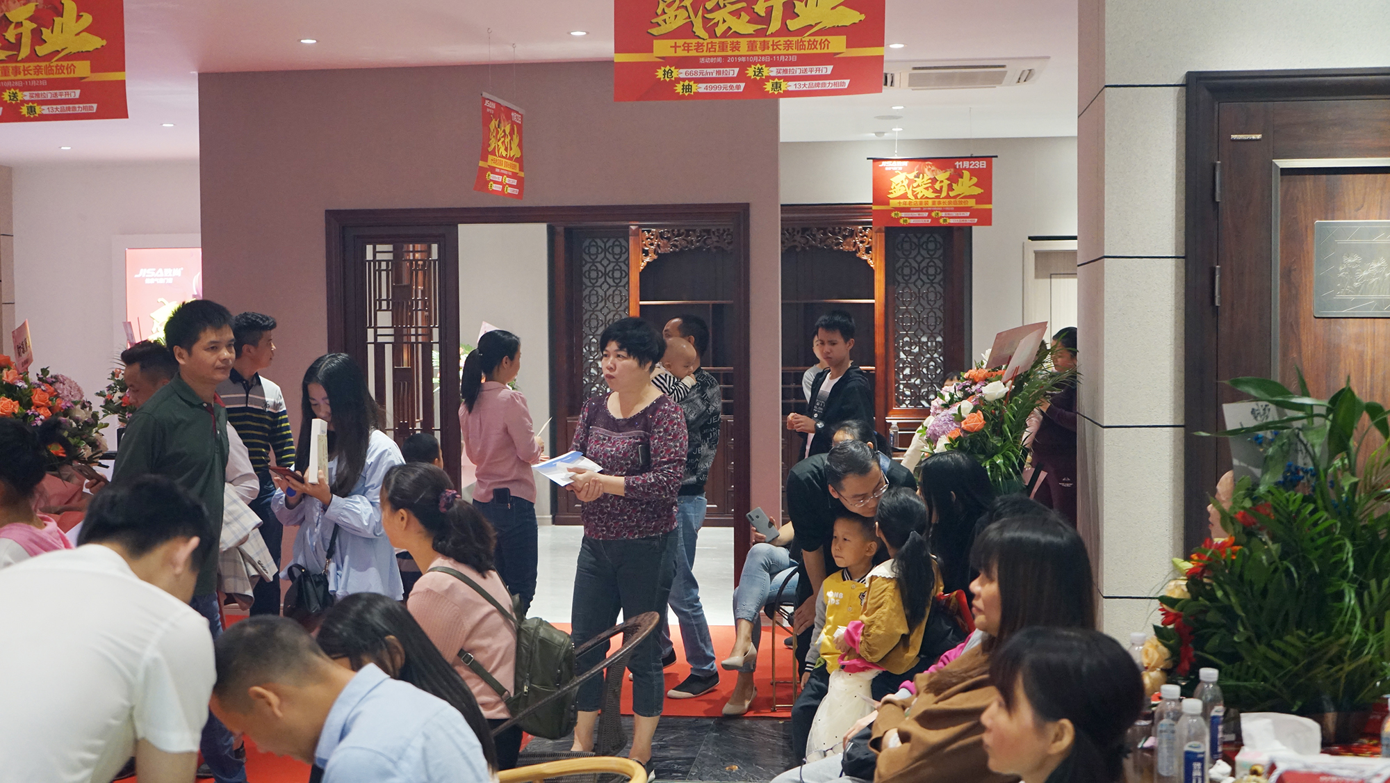 现场人气爆棚，人潮涌动
