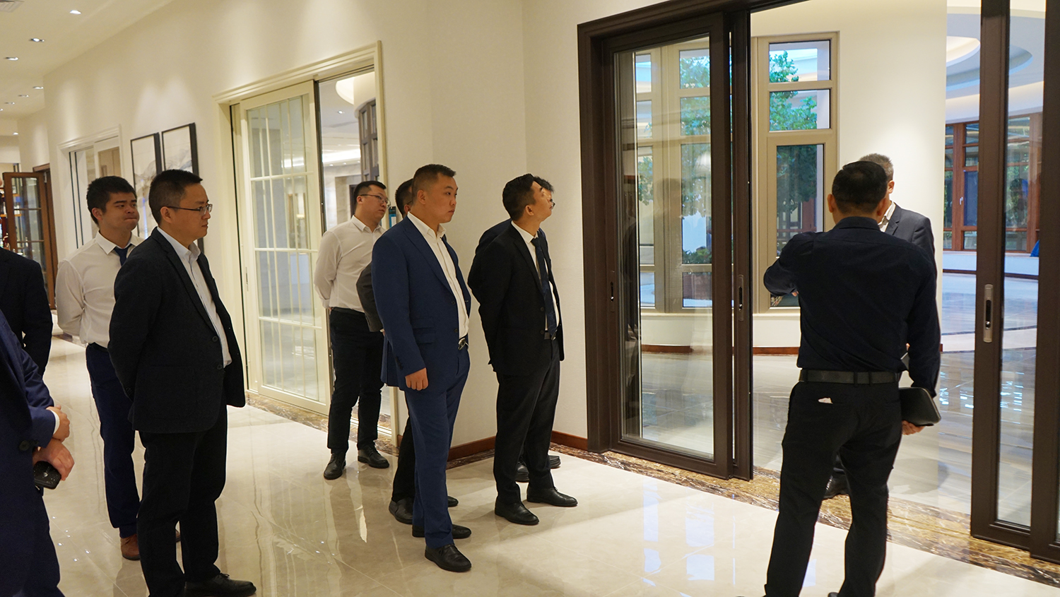 超凡国际高层领导陪同居然之家湖南、江西考察团参观展厅