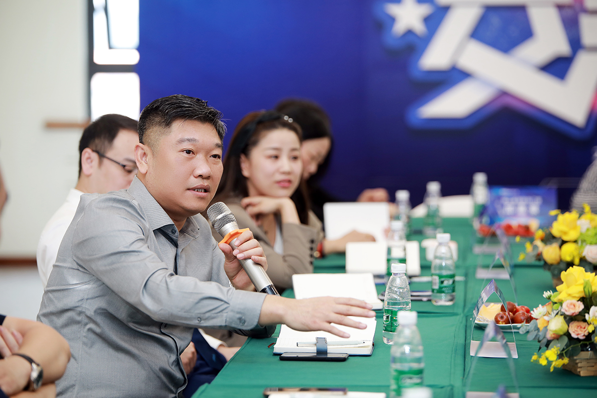 超凡国际李董在会上发言